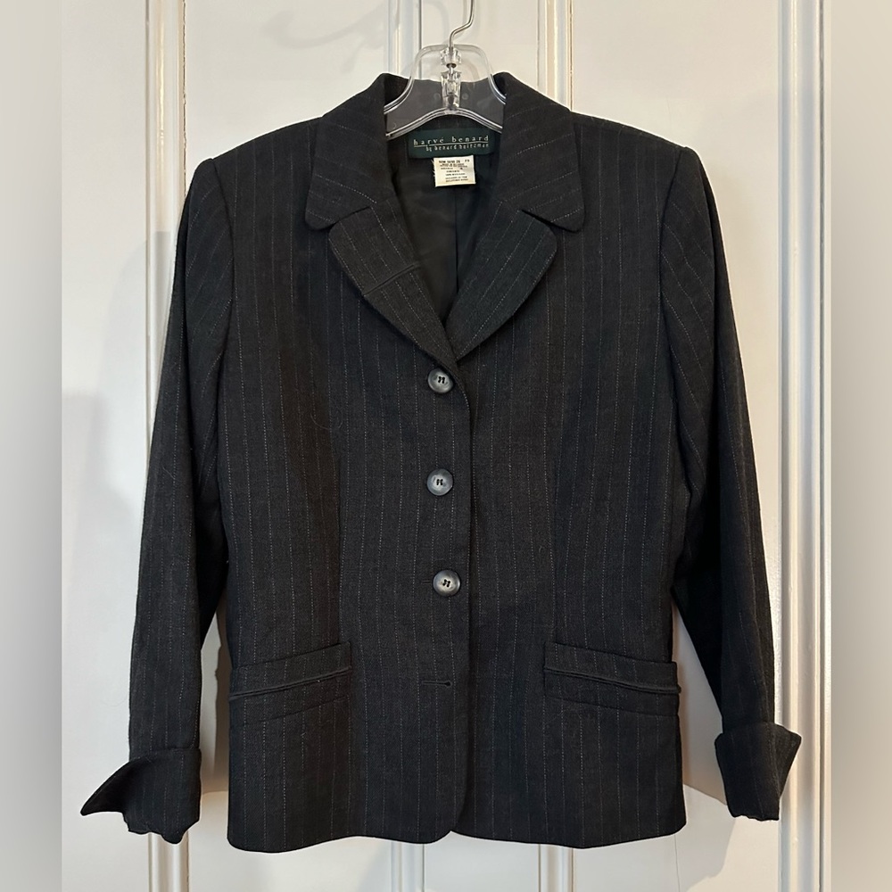 Charcoal gray size 4 Harve Benard blazer. Classic cut, pinstripes.